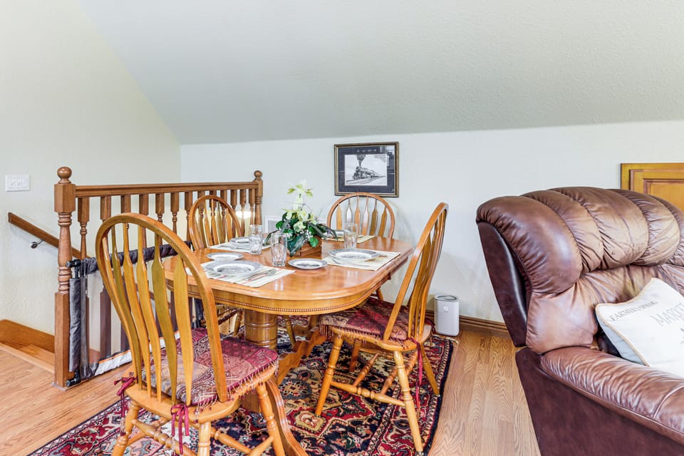 Dining Area | Dishware & Flatware Provided