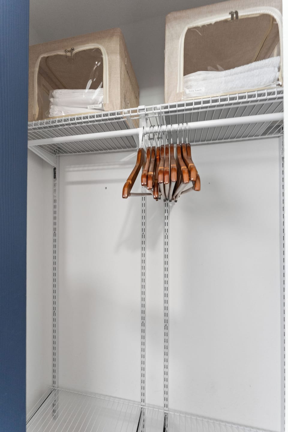 Twin bedroom Closet