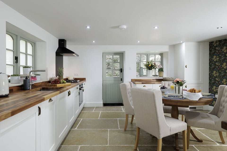 Pilgrim Cottage Kitchen/Dining Room - StayCotswold