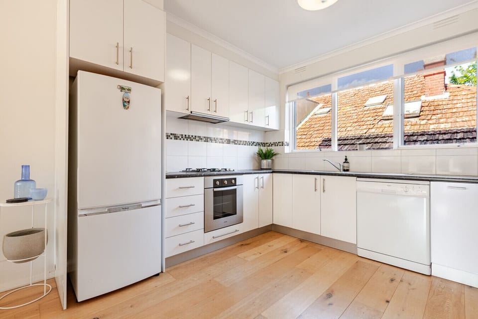 Kitchen Fridge/Freezer, Stove & Oven