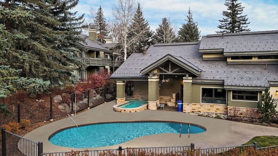 Community Pool & Hot Tub