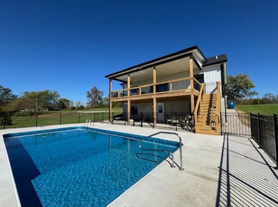 Who is closed after November 15 and will reopen mid April.