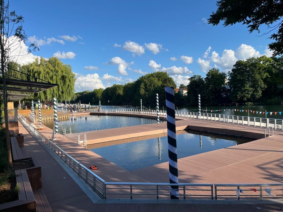 Swimming pool on the Marne, open in the Summer months