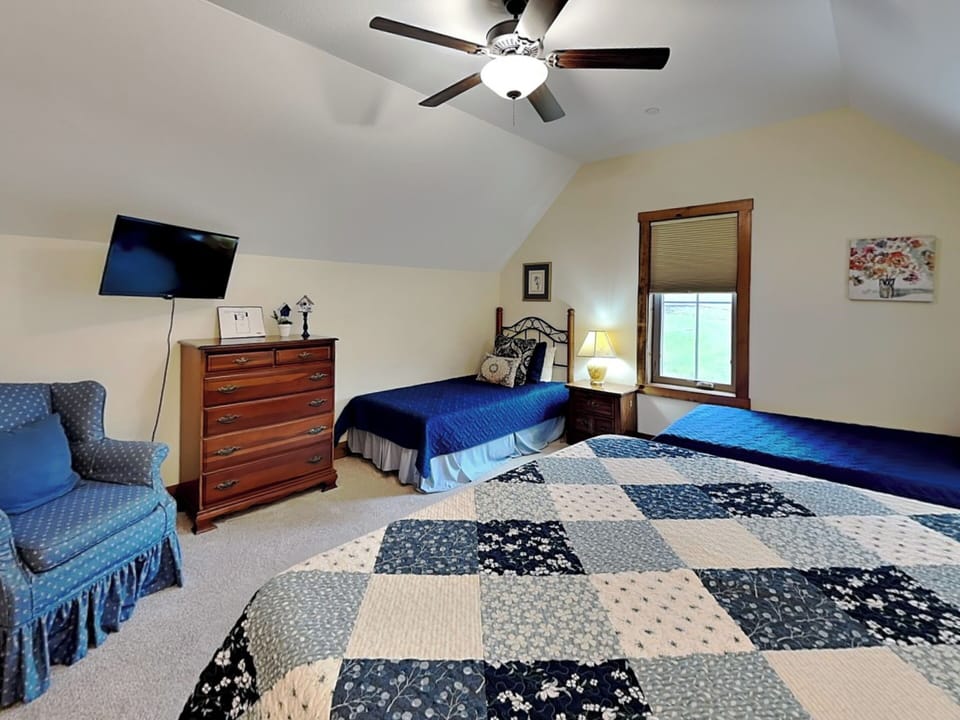 Fourth Bedroom - King + 2 Twin Beds - Upper Level