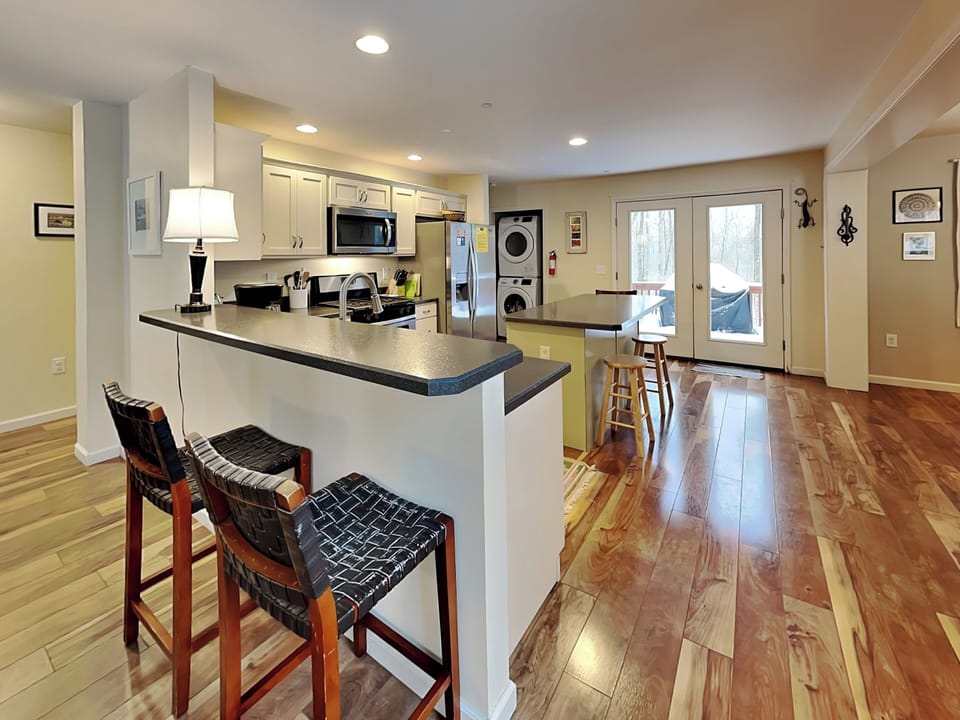 Spacious Full Kitchen w/ Bar Counter Seating