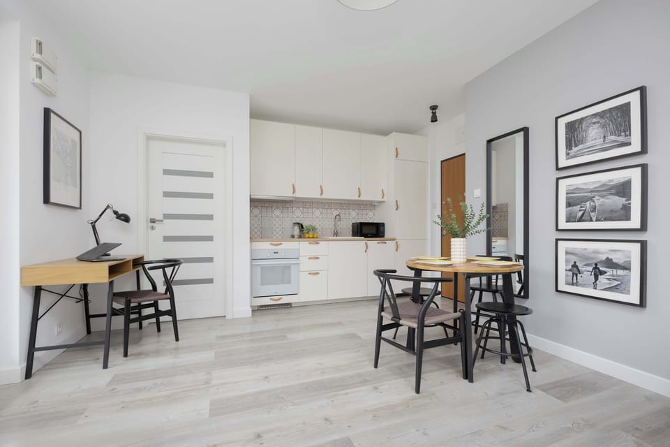 The open kitchen with a dining area allows you to prepare meals comfortably and enjoy them in a pleasant, modern setting.