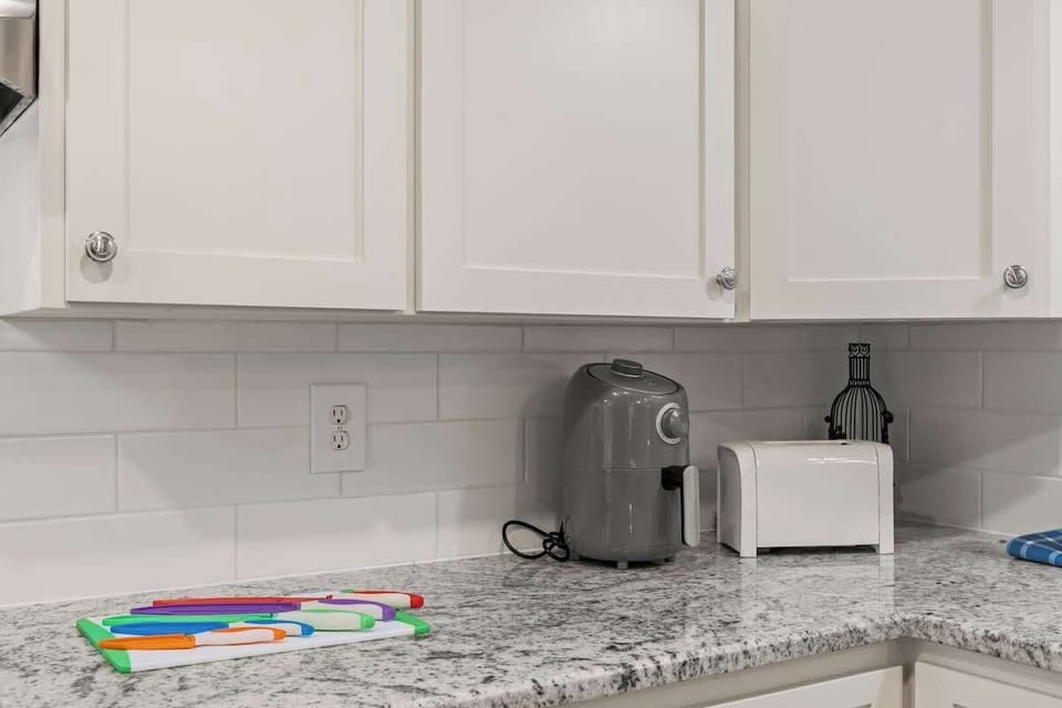 Toaster, Air Fryer, and Knives