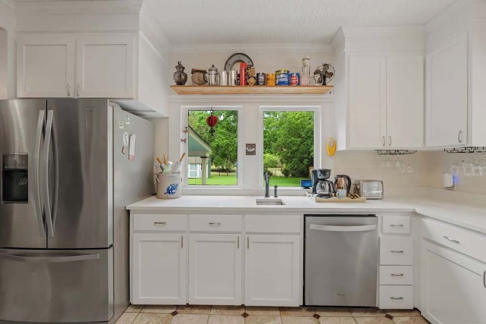 Experience the joy of cooking in this expansive, fully stocked kitchen—complete with high-end appliances, ample counter space, and designer finishes. 