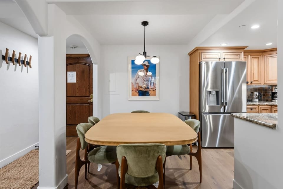 Dining table for 6, plus bar seating