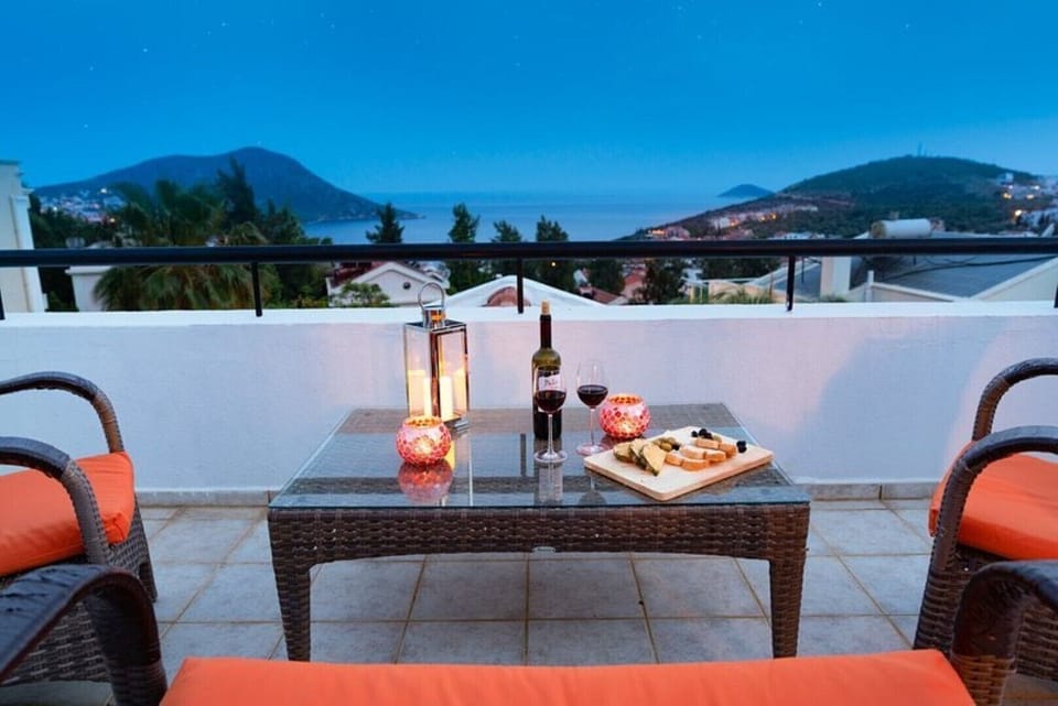 Top floor balcony views to bay