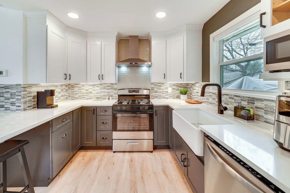 Cook with ease in this fully equipped kitchen, featuring everything you need for homemade meals or quick snacks.