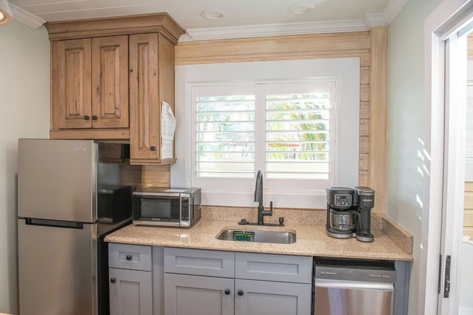 6WestBeachCottagesMadeiraBeachFL_0194