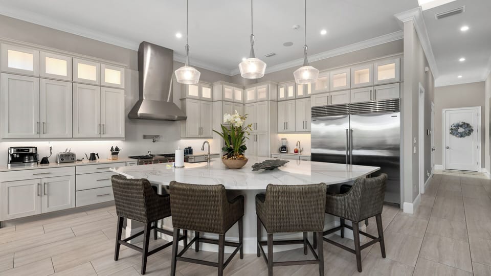 Breakfast Bar with seating for four