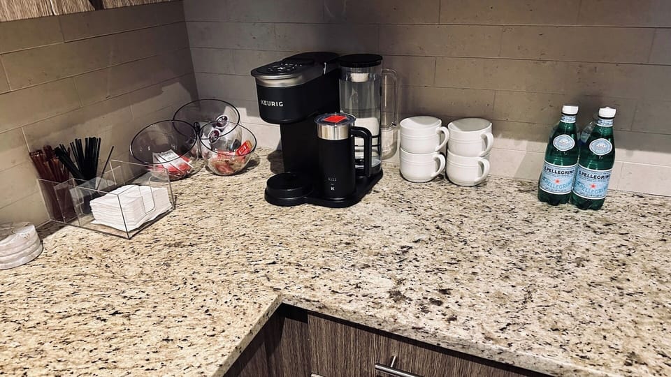 [Full Kitchen] ~ Keurig coffee maker, Essentials