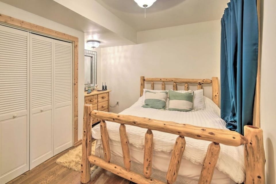Bedroom 4 (Queen Bed)
