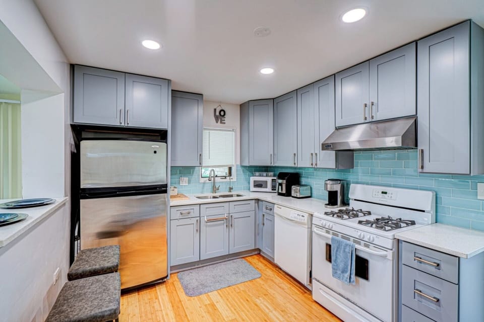 [Full Kitchen] ~ Stove, Oven, Baking sheet, Refrigerator, Microwave, Hot water kettle, Toaster, Blender, Coffee maker, Rice maker, Bread maker, Pots and pans, Wine glasses, Barbecue utensils, Dishwasher, Trash compactor
