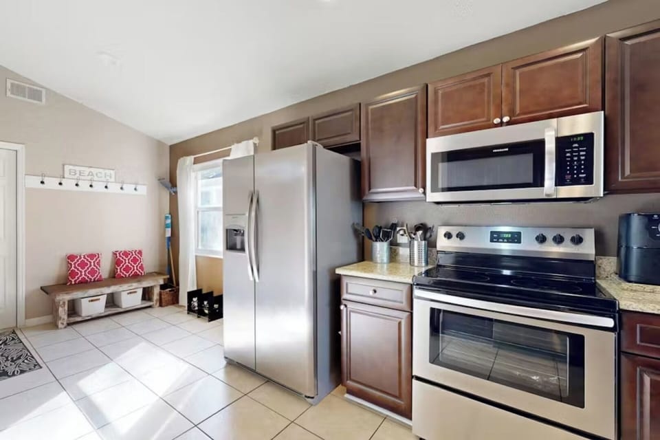 [Full Kitchen] ~ High-end appliances, Refrigerator ,Stove, Oven, Microwave, Toaster, Dishware, Flatware, Dining utensils, Essential cooking utensils