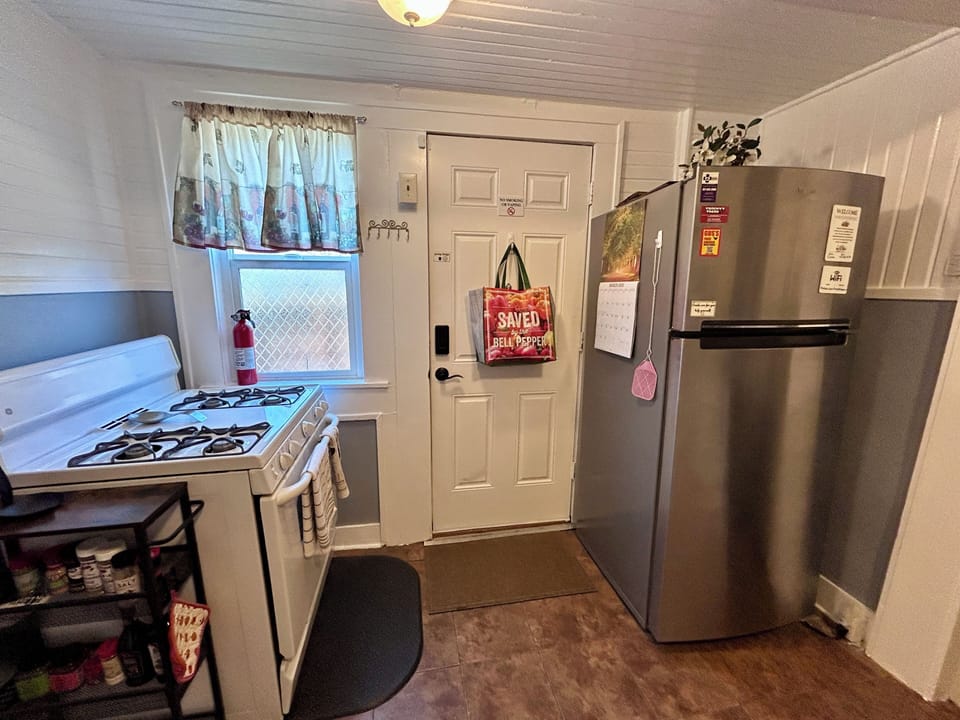 Gas stove/oven/fridge & freezer