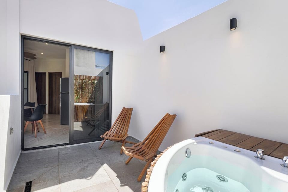 Outdoor spa tub