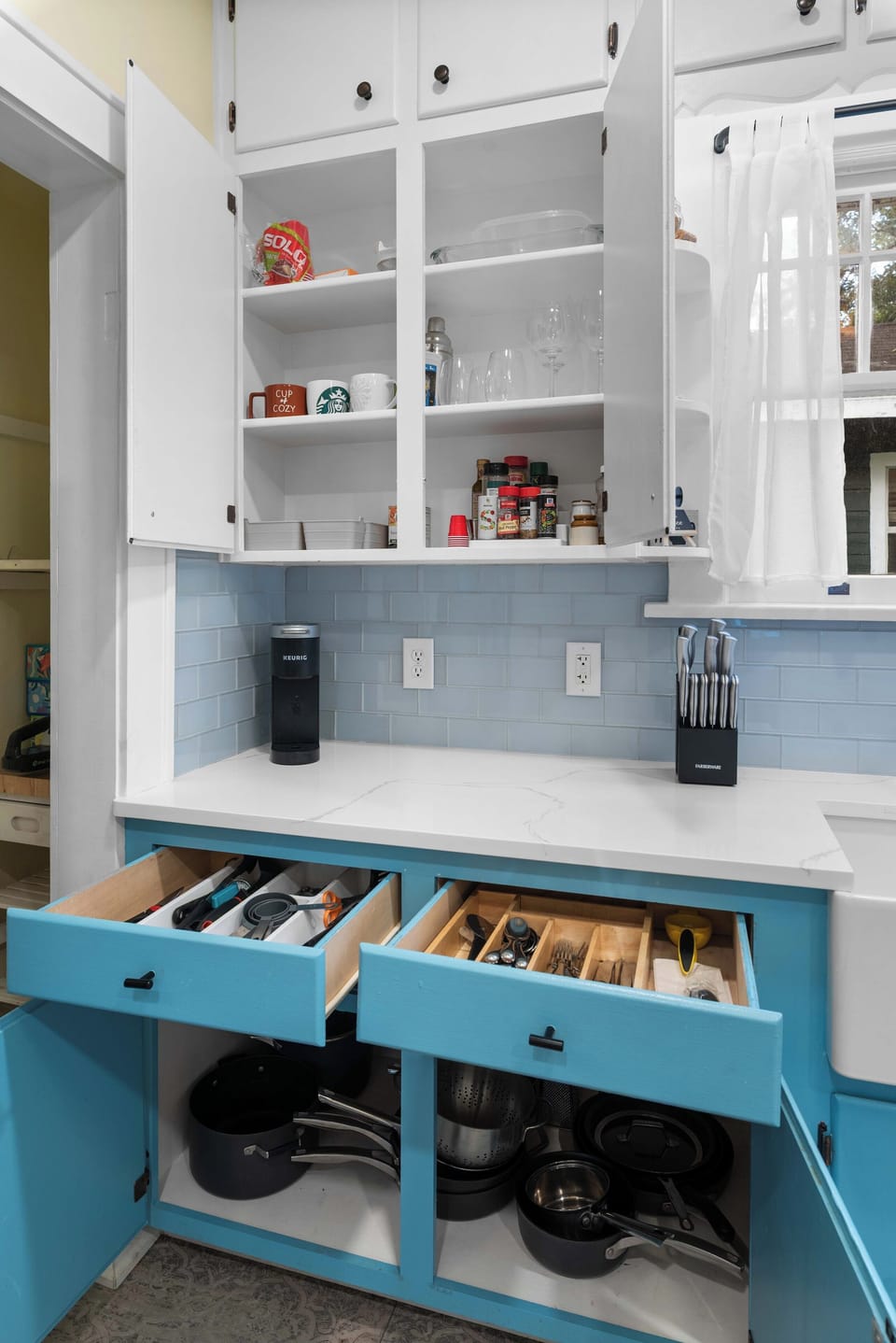Fully stocked kitchen with cookware & utensils 