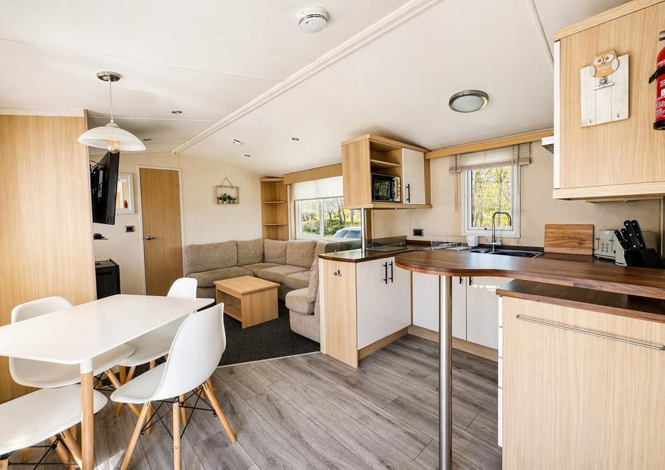 The kitchen and diner is the perfect place to cook up a storm. Grab the bacon, eggs, sausage and hash browns to make the most perfect cooked breakfast. Start your holiday with a great breakfast.