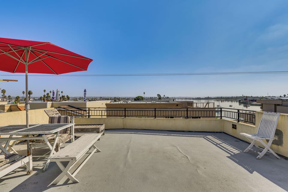 Rooftop Deck | Dining Table | Bay Views
