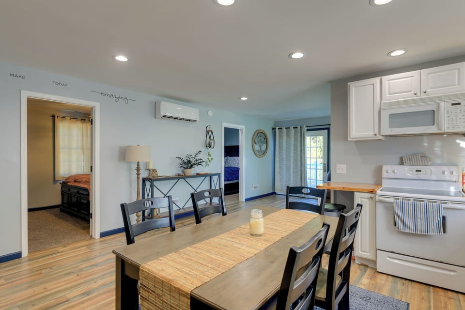 Dining Area | Dishware/Flatware Provided