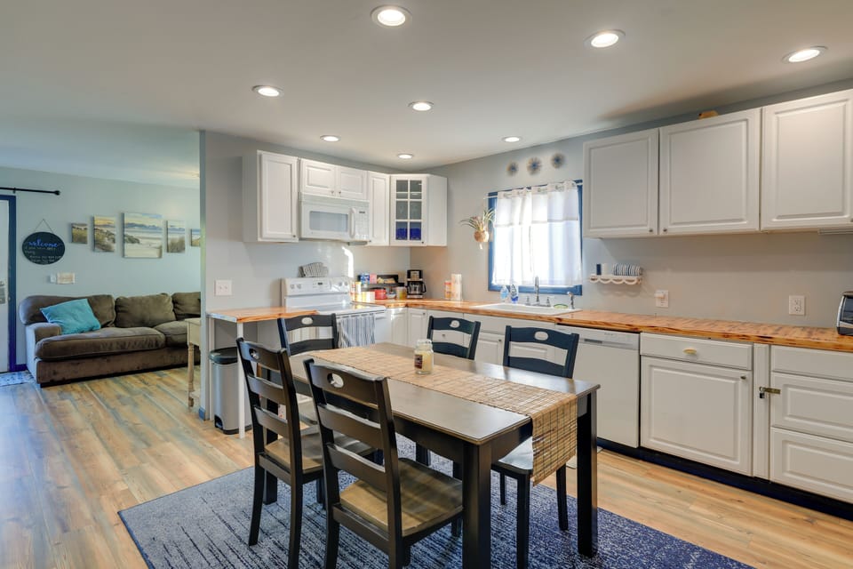 Kitchen | Dining Table | Free WiFi