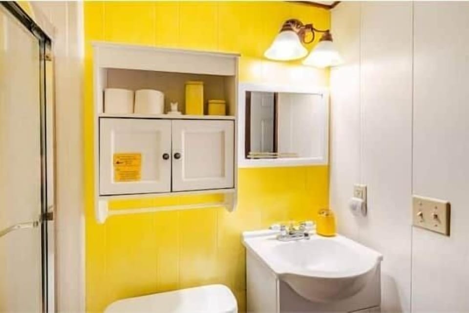 Downstairs full-bath off entryway