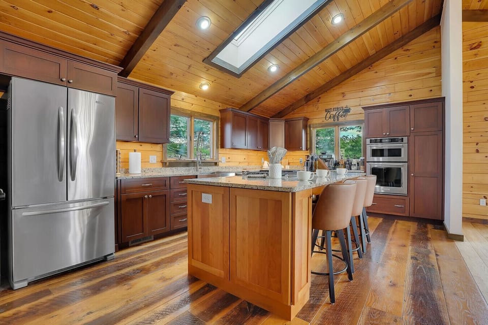 Fully Stocked Kitchen with Full Service for 12 people