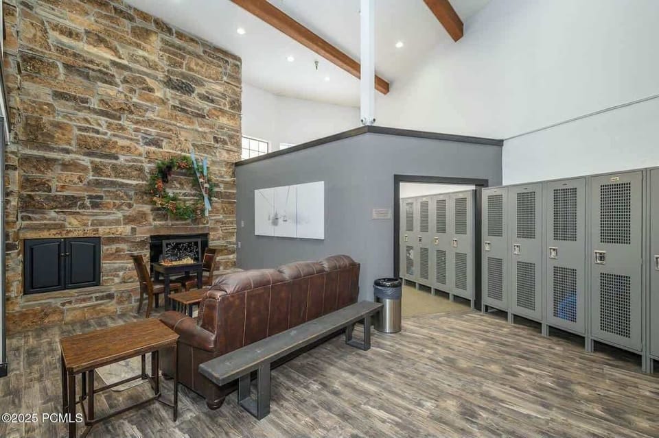 Ski storage lockers
