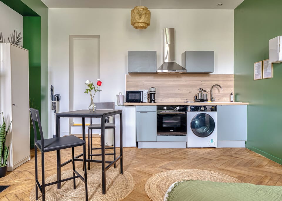 Cuisine aménagée et équipée avec machine à laver le linge