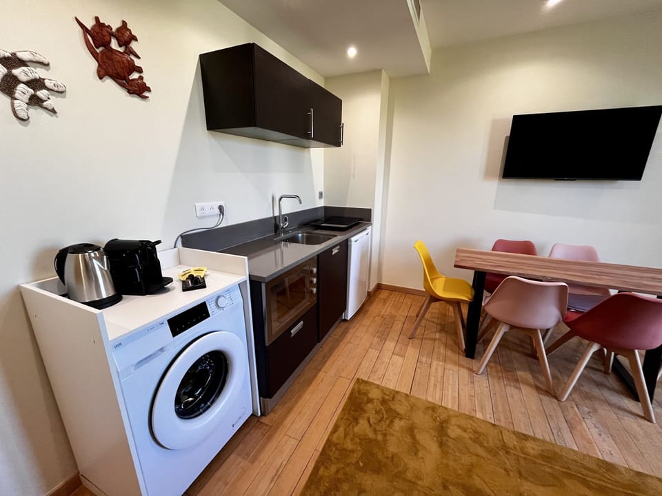 Modern and functional kitchen, ideal for remote work and business stay