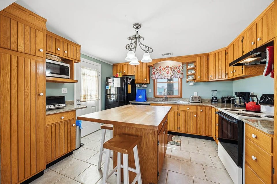 Mid-Level Kitchen with Bar (seats 3)