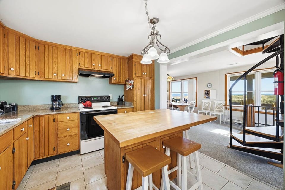 Mid-Level Kitchen with Bar (seats 3)