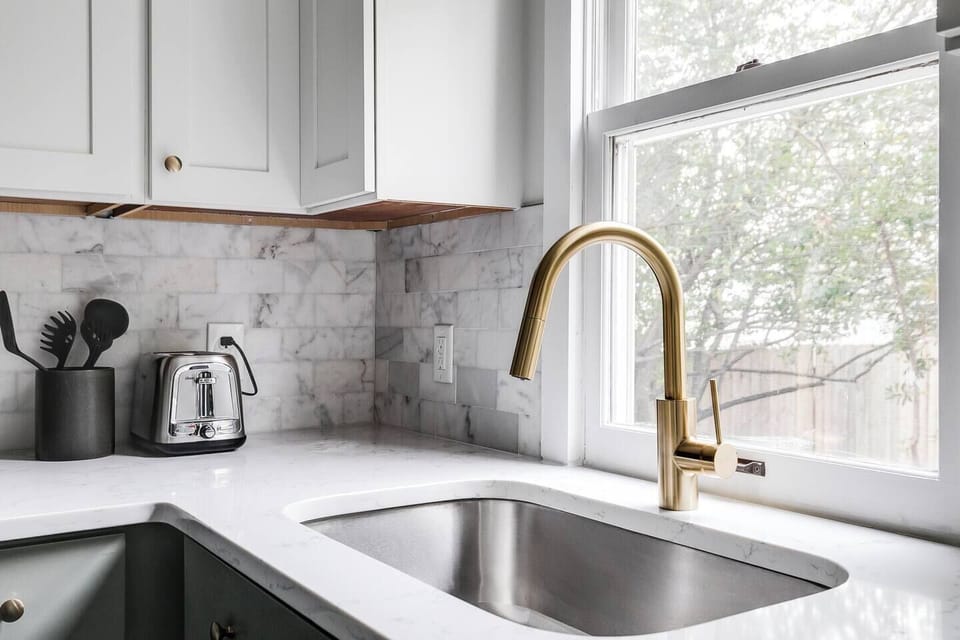 Kitchen: Sleek marble countertops and stylish appliances await your culinary adventures!