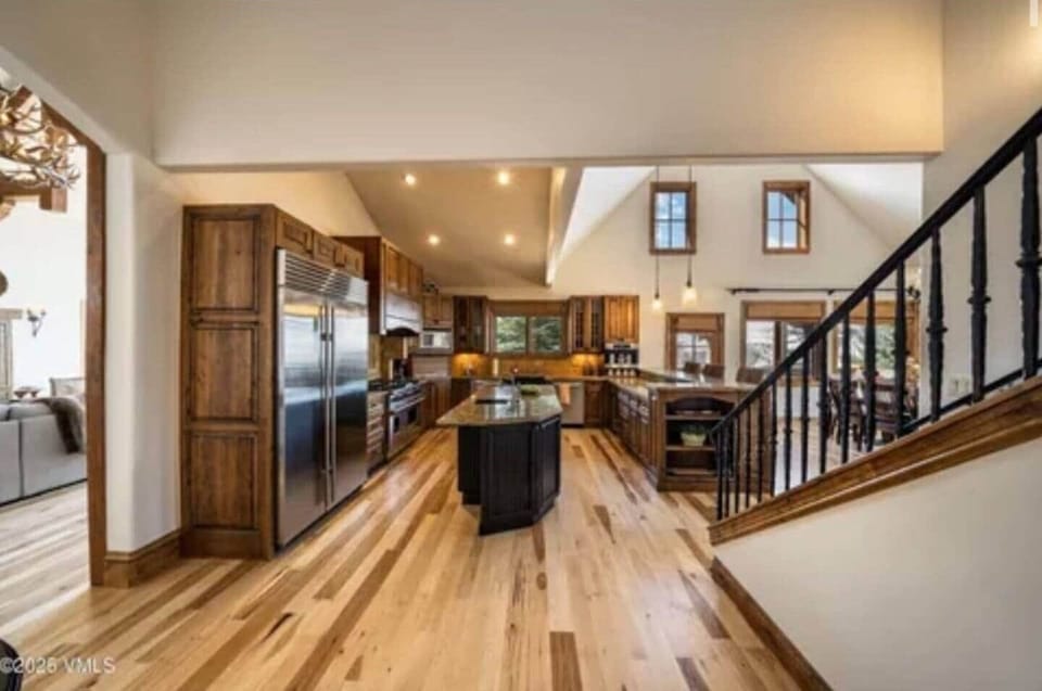 Full kitchen with all the amenities. Wolf stove and oven with exhaust. True chef’s kitchen. With ample space for entertaining and the family to gather around the kitchen. 