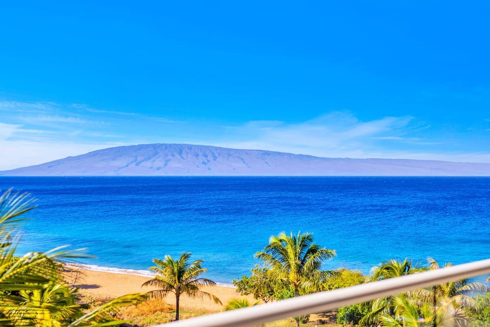 Direct ocean view from this upper-level condo delivers front-row seats to Maui’s famous horizon. HKH-504