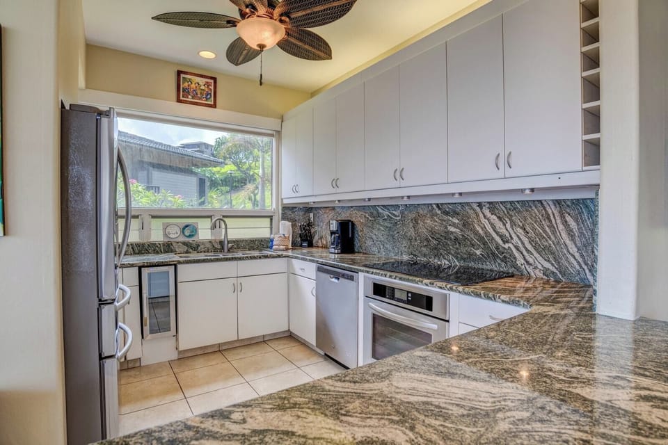 A tropical kitchen sanctuary where meals are prepped with ease and views are always on the menu     KBV-16G4