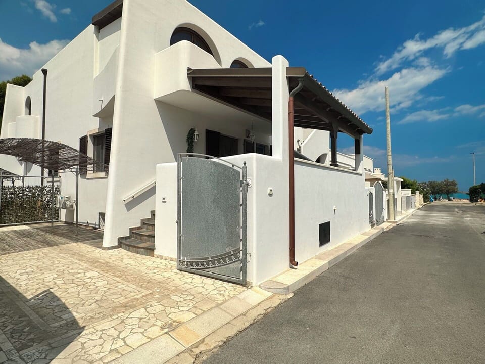 Composite Material, Concrete, Shade, Balcony, Gate, Daylighting, Plaster, Fence, Stairs, Villa