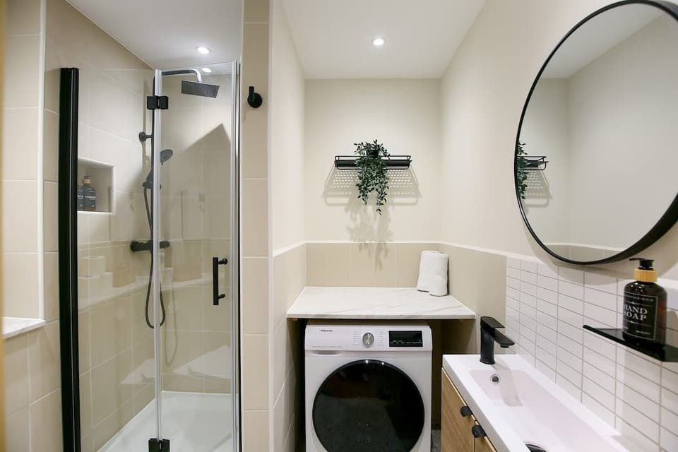 Shower, washer & dryer, round mirror