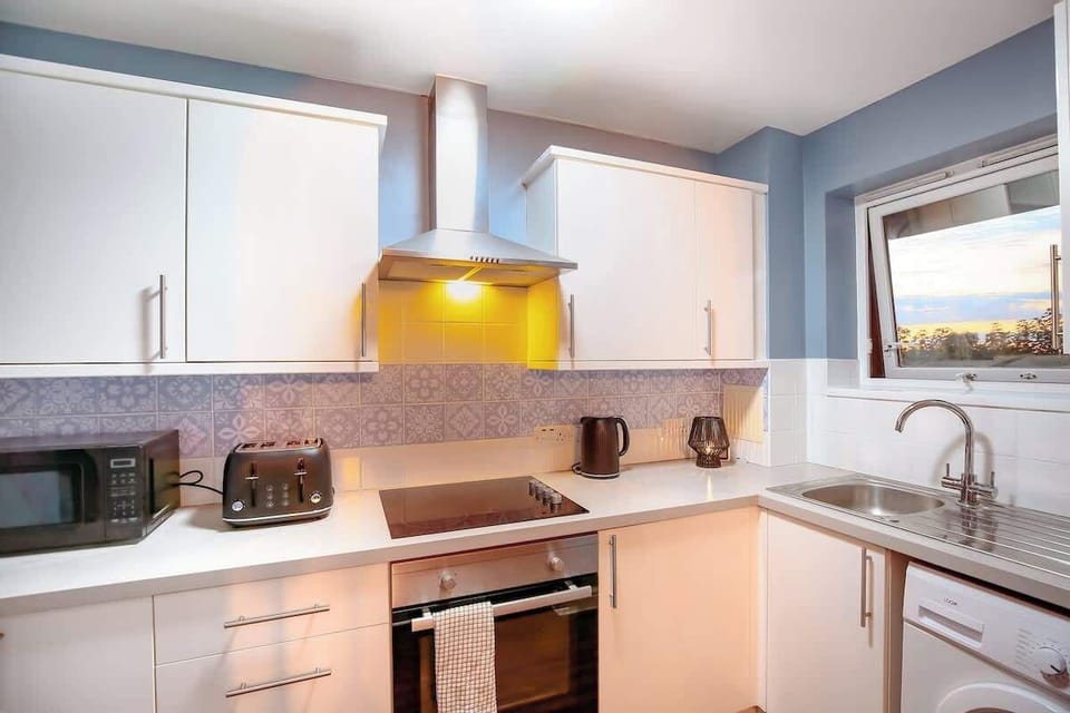 Microwave, toaster, heater, and fully equipped kitchen