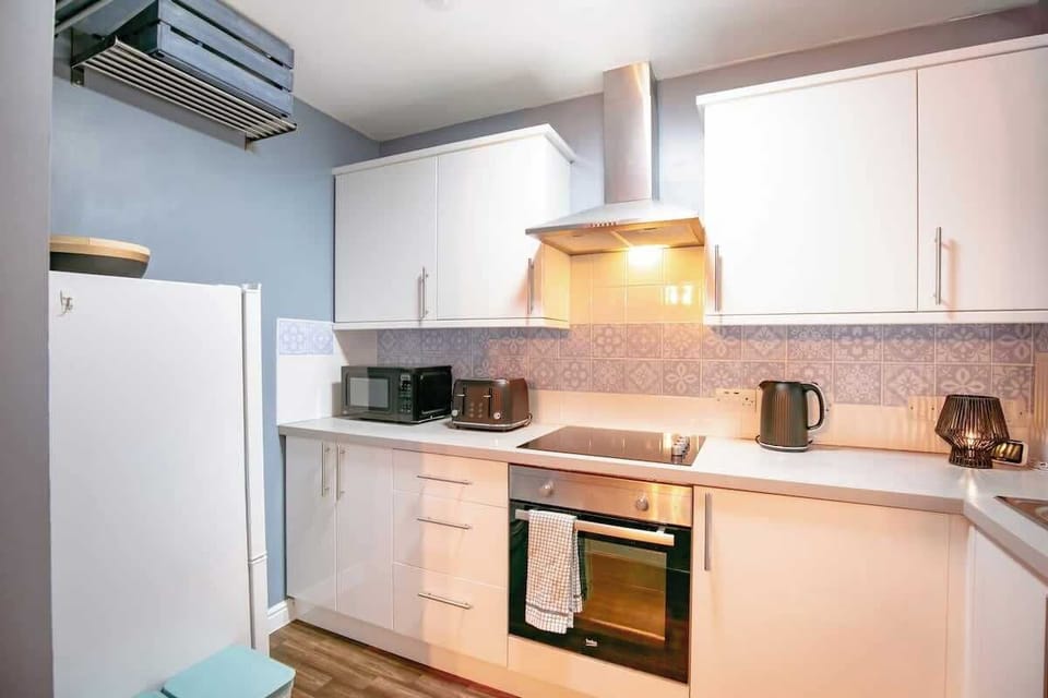 Microwave, toaster, heater, and fully equipped kitchen