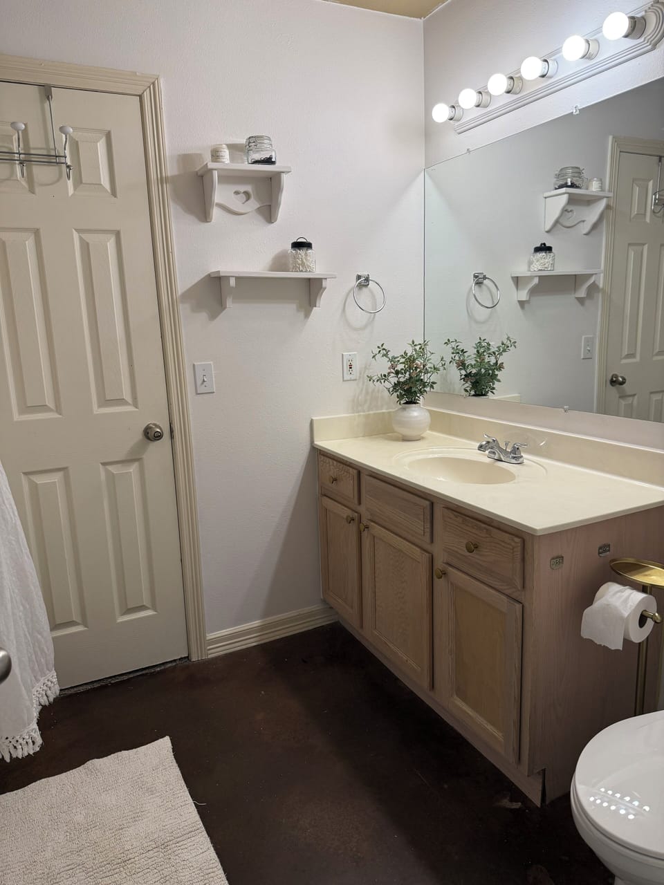 Spacious master bathroom with shower/tub combo