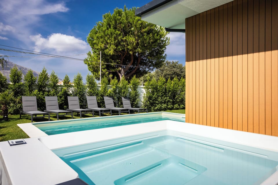 Outdoor spa tub