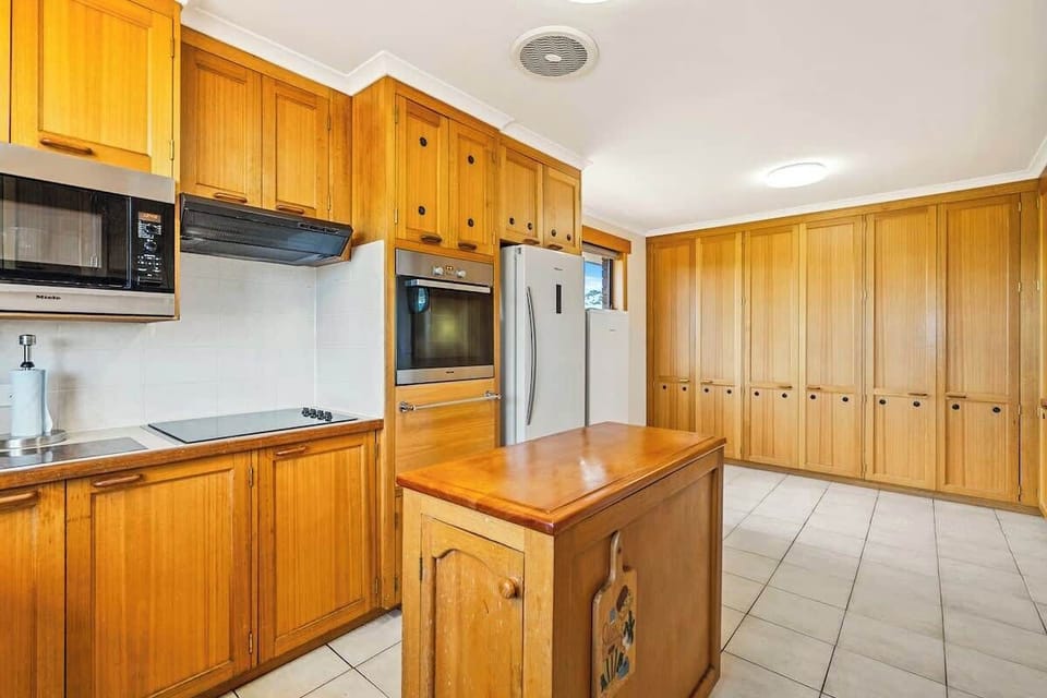 Well appointed kitchen, microwave, and dishwasher 