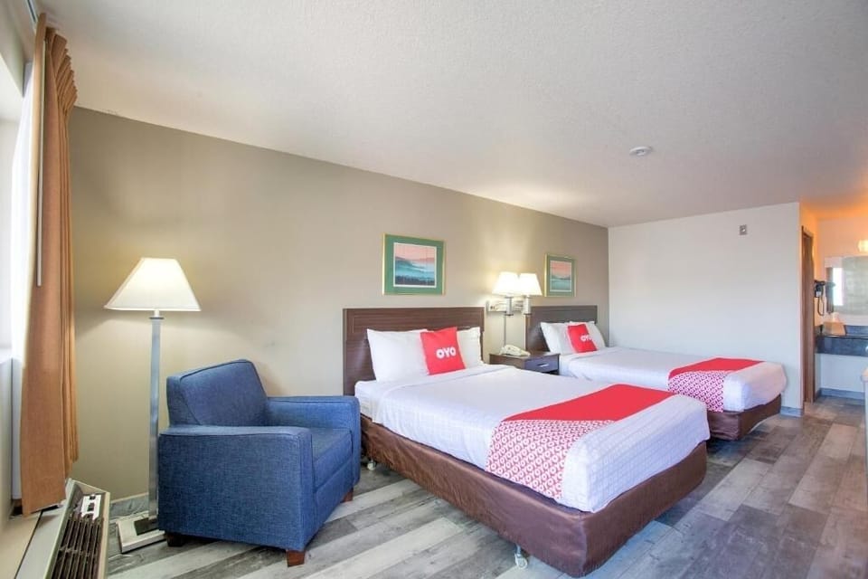 Lounge comfortably with twin beds and open, airy layout.