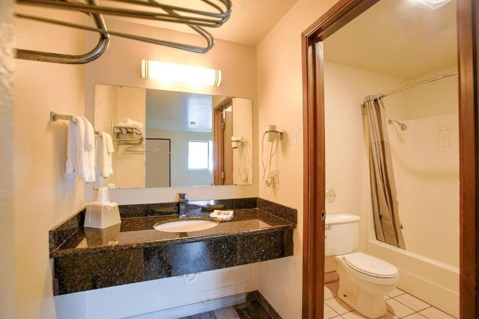 Refresh effortlessly with bright vanity lighting and a clean bath.
