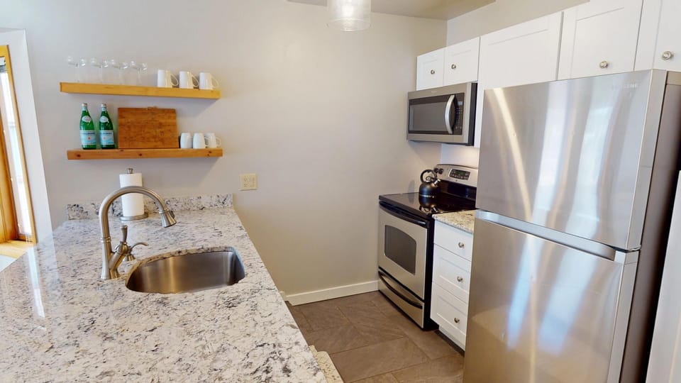 Fully Equipped Kitchen with Granite and Stainless