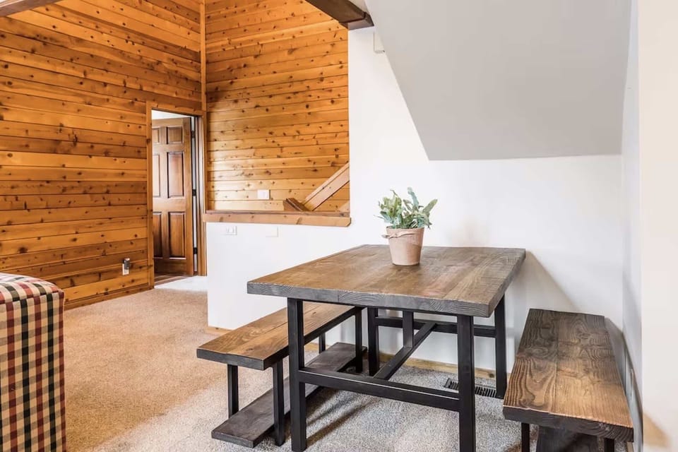 Dining area with seating for 4